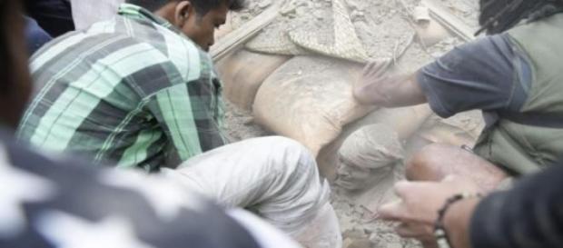 Terremoto Nepal: superstite estratto dalle macerie Terremoto Nepal: superstite estratto dalle macerie