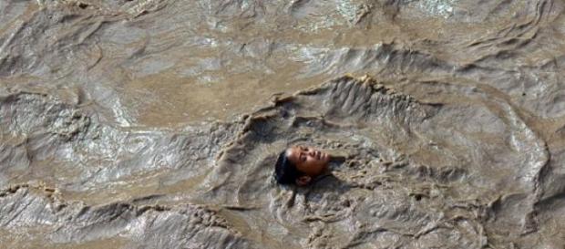 Un bambino nelle acque in Nepal Un bambino nelle acque in Nepal