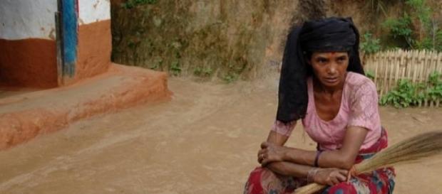 Una donna lavora la terra in Nepal Una donna lavora la terra in Nepal