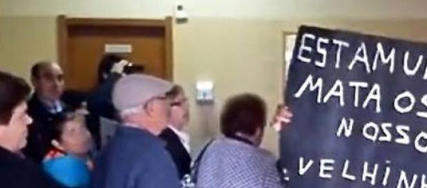 Utentes invadiram posto médico Utentes invadiram posto médico