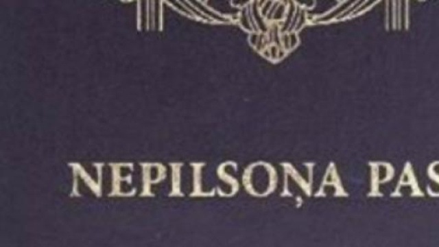 La scritta "Nepilsoņa Pase" sul passaporto lettone
