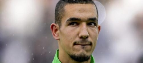 Nabil Bentaleb con la sua nazionale, l'Algeria. 