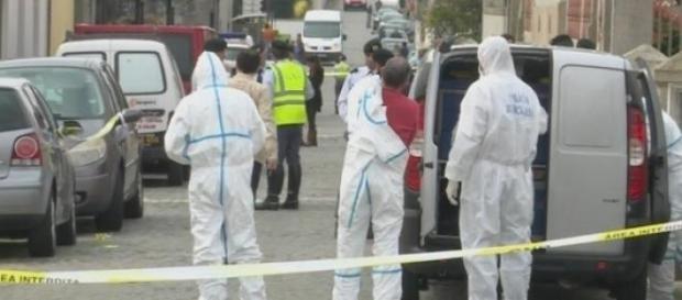 As autoridades estão a investigar ambos os crimes As autoridades estão a investigar ambos os crimes