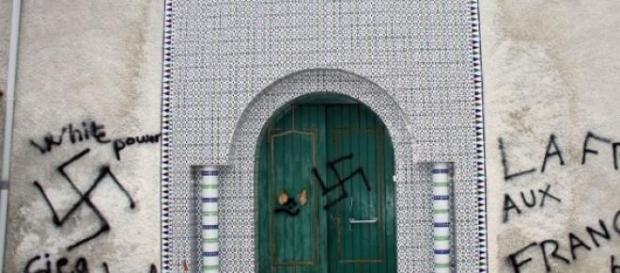 Des messages xénophobes sur une mosquée en France. Des messages xénophobes sur une mosquée en France.