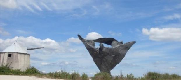 Estátua do anjo junto à cidade de Fátima. Estátua do anjo junto à cidade de Fátima.