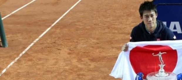 Kei Nishikori festejando su bicampeonato catalán Kei Nishikori festejando su bicampeonato catalán