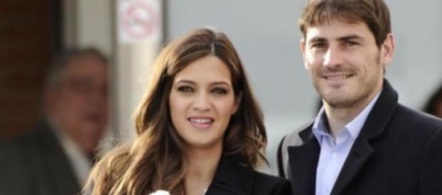 La pareja muy feliz con su pequeño La pareja muy feliz con su pequeño