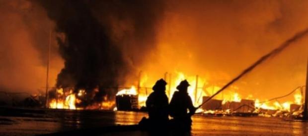 Les pompiers ont oeuvré toute la nuit à Baltimore. Les pompiers ont oeuvré toute la nuit à Baltimore.