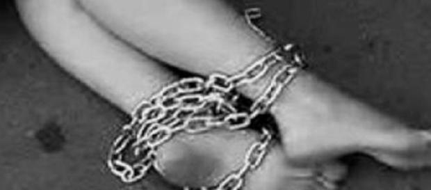Logró liberarse de las cadenas que la ataban Logró liberarse de las cadenas que la ataban