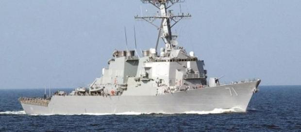 Navio dos EUA vigia crise no Estreito de Ormuz. Navio dos EUA vigia crise no Estreito de Ormuz.