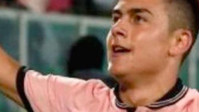 Dybala esulta con la maglia del Palermo