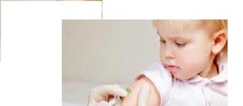 Bambina vaccinata da un infermiera 
