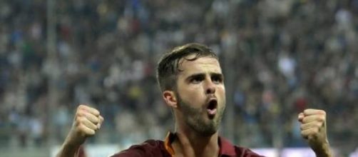 Pjanic esulta per il terzo goal dei giallorossi. 