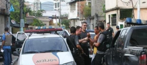 Detenção dos suspeitos pela polícia do Rio Janeiro Detenção dos suspeitos pela polícia do Rio Janeiro