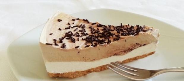 La squisita torta gelato con panna La squisita torta gelato con panna