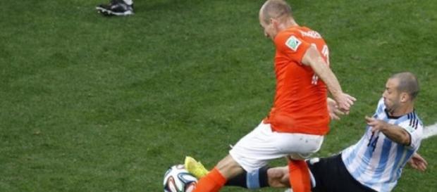Mascherano en el histórico cruce ante Robben Mascherano en el histórico cruce ante Robben