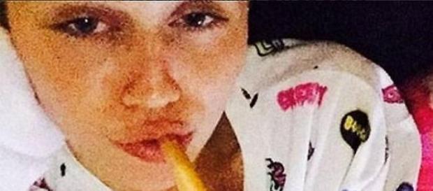 Miley Cyrus mit einem Riesen-Joint Miley Cyrus mit einem Riesen-Joint