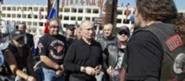 Putin z "Nocnymi Wilkami" Putin z "Nocnymi Wilkami"
