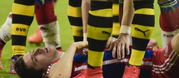 Robert Lewandowski po zderzeniu z Langerakiem Robert Lewandowski po zderzeniu z Langerakiem