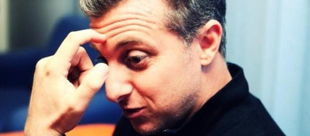 Sônia Abrão repreende Luciano Huck Sônia Abrão repreende Luciano Huck