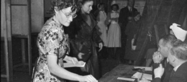 Une femme vote en 1945 pour les législatives Une femme vote en 1945 pour les législatives