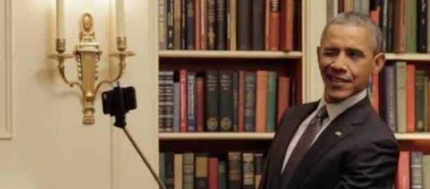 B.Obama rende-se ao selfie sticker (Fonte:Varela) B.Obama rende-se ao selfie sticker (Fonte:Varela)