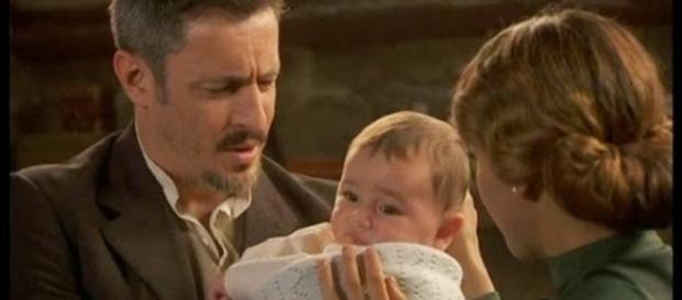 Emilia tiene il bambino ritrovato Emilia tiene il bambino ritrovato