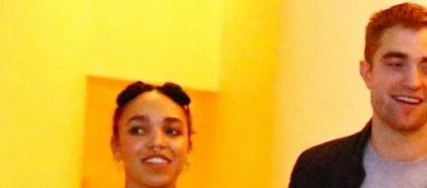FKA Twigs tem 27 anos, Pattinson tem 28. FKA Twigs tem 27 anos, Pattinson tem 28.