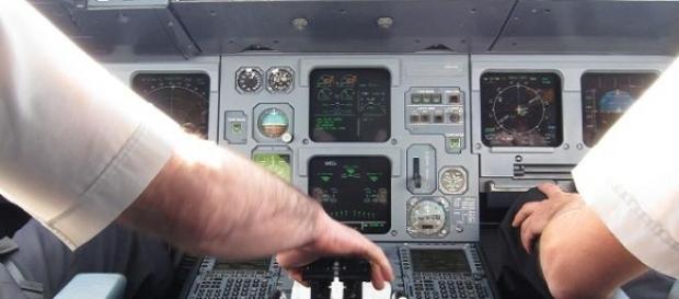 Intérieur d'un cockpit d'Airbus A320 Intérieur d'un cockpit d'Airbus A320