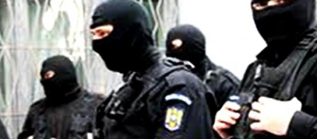 Mascații au săltat o primărie întreagă Mascații au săltat o primărie întreagă