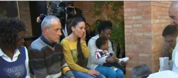 Papa Francesco lava piedi a 12 detenuti a Rebibbia Papa Francesco lava piedi a 12 detenuti a Rebibbia