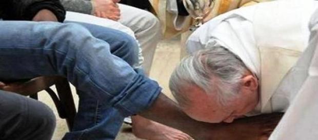 Papa lava os pés num complexo prisional em Roma. Papa lava os pés num complexo prisional em Roma.