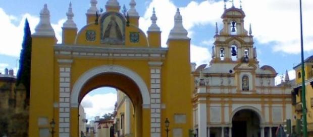 Puerta y Basílica de la Macarena (Sevilla) Puerta y Basílica de la Macarena (Sevilla)