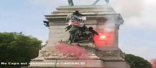 I No global sul Monumento a Garibaldi  a Milano