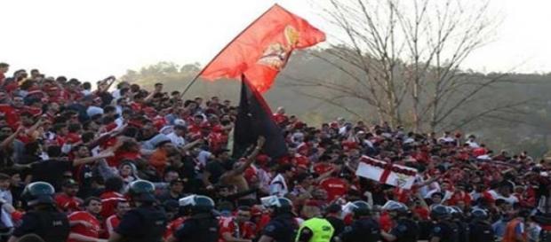 Adeptos benfiquistas no apoio ao Benfica. Adeptos benfiquistas no apoio ao Benfica.