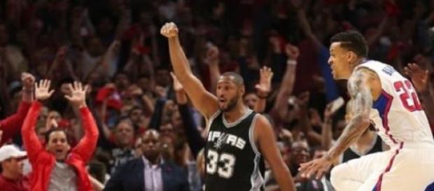Boris Diaw reclamando goal tending de Jordan. Boris Diaw reclamando goal tending de Jordan.