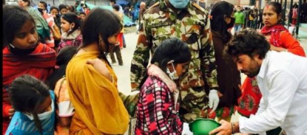 Nepaleses aguardam a distribuição de alimento Nepaleses aguardam a distribuição de alimento