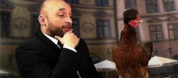 "Specjalista od kur" - kadr z YouTube "Specjalista od kur" - kadr z YouTube