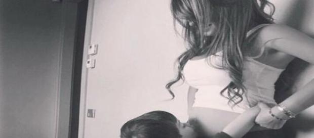 Thiago beija a barriga da mãe. Thiago beija a barriga da mãe.