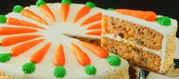 Torta di carote con aggiunta di farcitura e glassa Torta di carote con aggiunta di farcitura e glassa