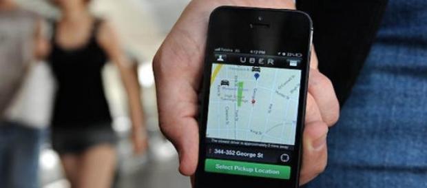 Uber s'impose de plus en plus dans le transport. Uber s'impose de plus en plus dans le transport.