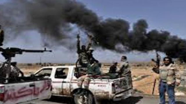 Esultanza di combattenti nel deserto