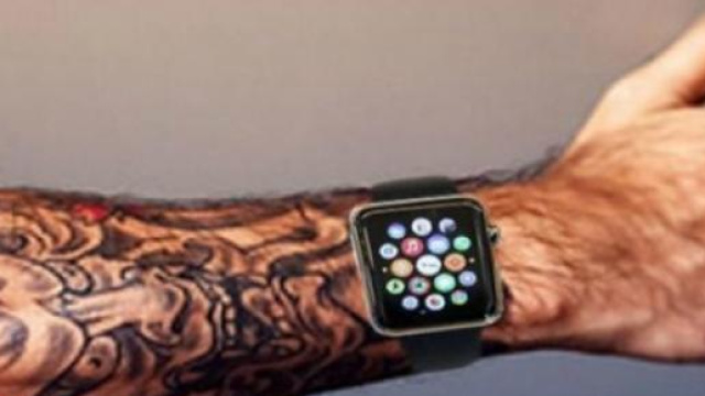 Un Apple watch su un braccio tatuato