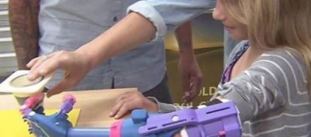 Prótese feita em 3D muda a vida de uma menina Prótese feita em 3D muda a vida de uma menina