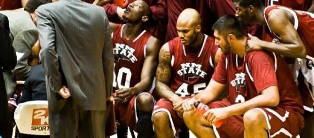 Sentado, Sim Bhullar aparece de perfil Sentado, Sim Bhullar aparece de perfil