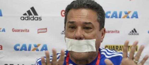 Vanderlei Luxemburgo amordaçado Vanderlei Luxemburgo amordaçado