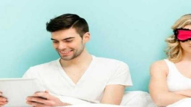 Sesso di coppia e tablet a letto 