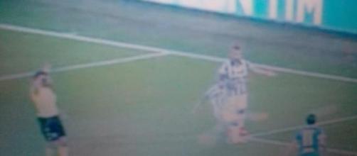 Tevez calcia in porta per il vantaggio della juve Tevez calcia in porta per il vantaggio della juve