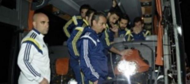 Autocarro do Fenerbahçe atacado a tiro Autocarro do Fenerbahçe atacado a tiro