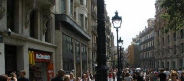Avinguda del Portal de l'Àngel llena de gente. Avinguda del Portal de l'Àngel llena de gente.